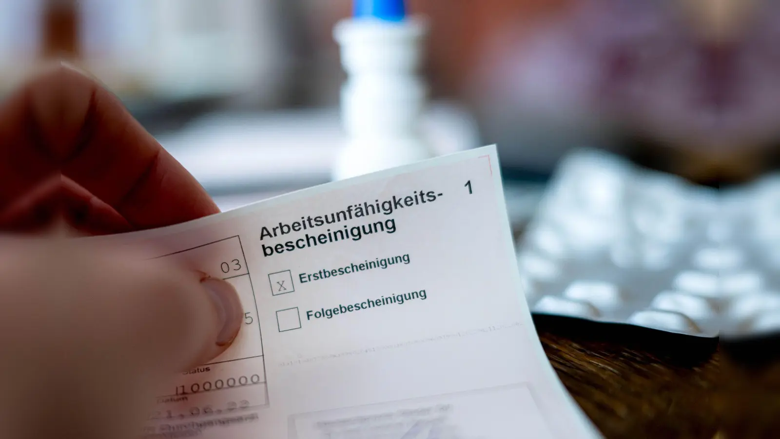 Regeln für Arbeitsunfähigkeitsbescheinigungen sollen verschärft werden. (Symbolbild) (Bild: Sina Schuldt/dpa)
