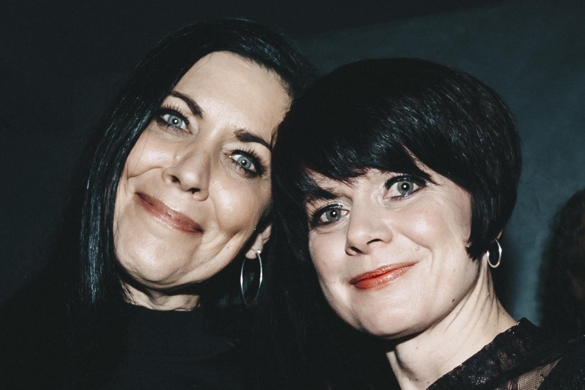 Frau Fenk im Trio.  (Bild: Lolografie)