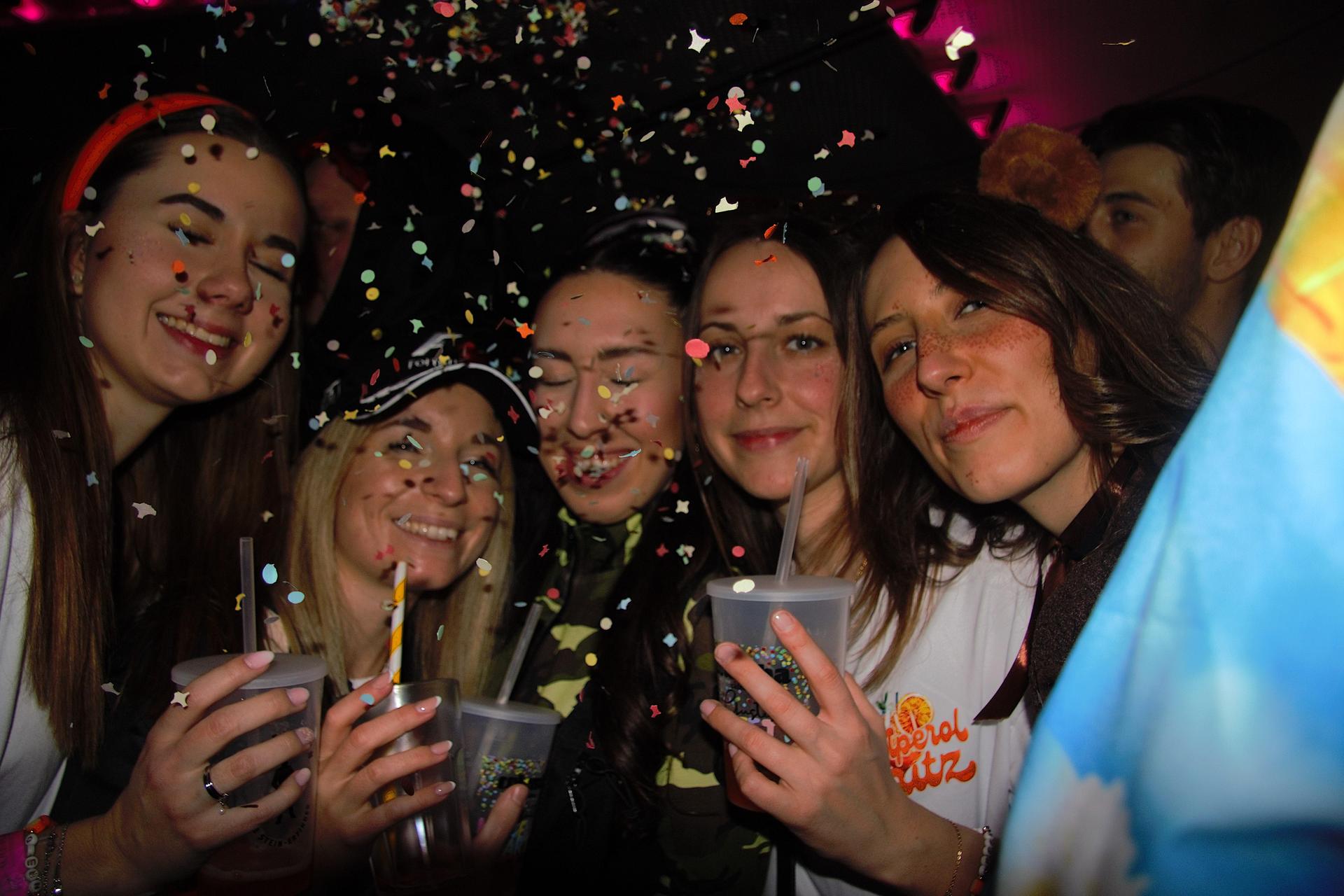 Zur Konfettiparty im Colomba war ordentlich Faschingslaune angesagt. (Bild: Marlin Nixdorf)