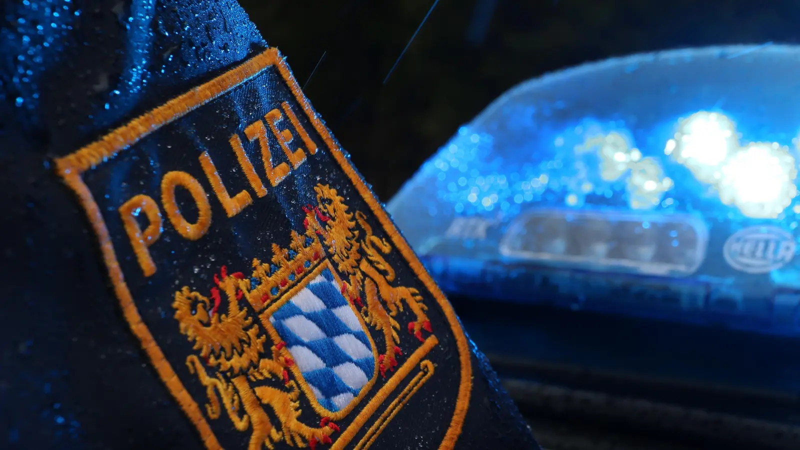 Weil er erst in eine Leitplanke und dann in eine Warnbake fuhr, muss ein 85-jähriger jetzt um seinen Führerschein bangen.  (Symbolbild: Karl-Josef Hildenbrand/dpa)