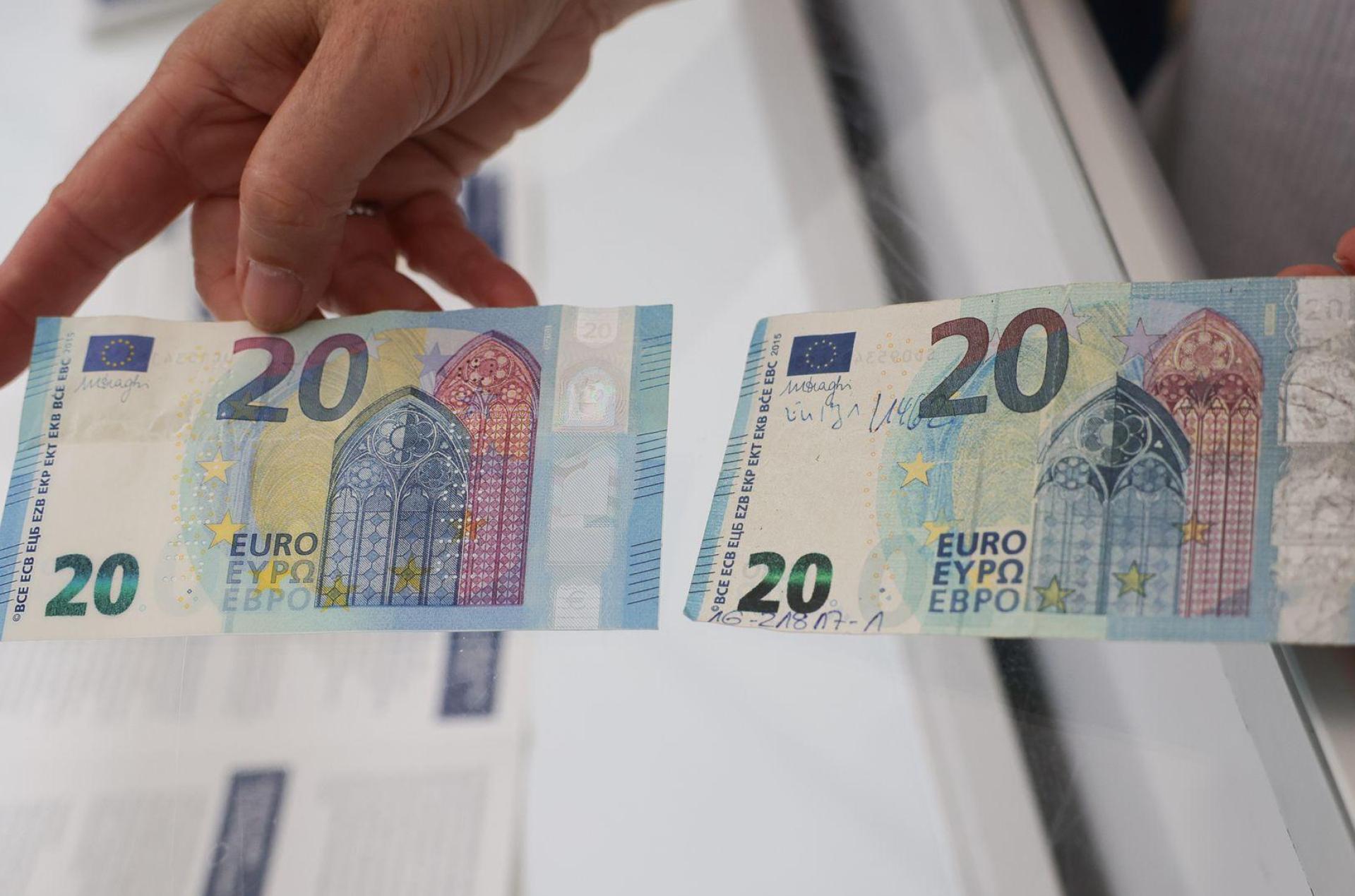 Falschgeld kann etwa im Vergleich mit originalen Banknoten oder durch das Prinzip „Fühlen, Sehen, Kippen“ erkannt werden. (Symbolbild) (Bild: Christian Charisius/dpa)