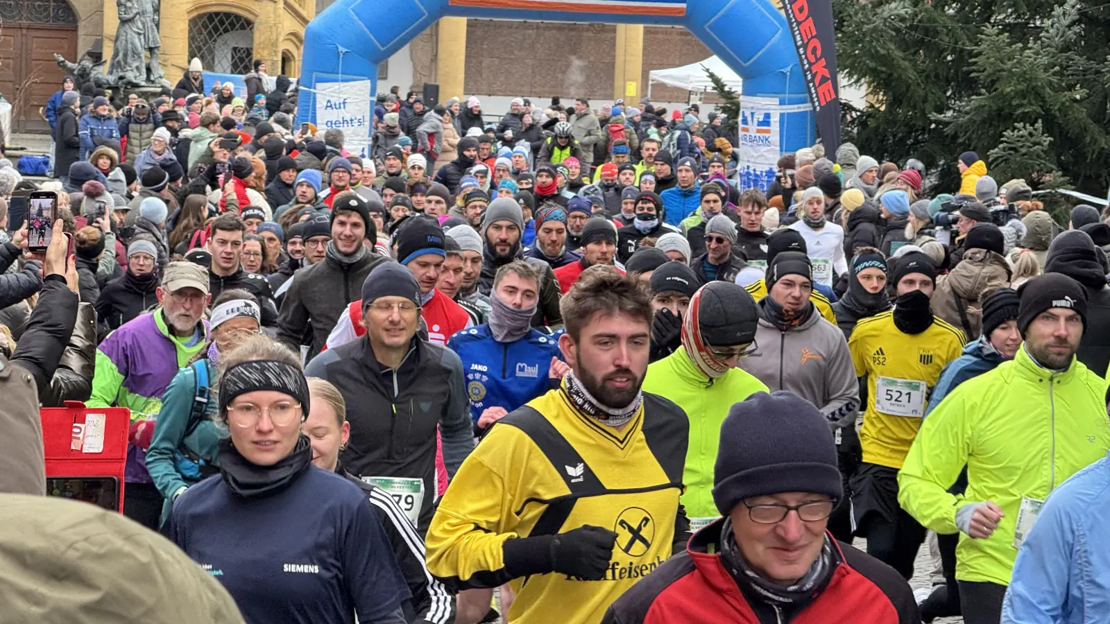 Und los geht's! Beim Silvesterlauf in Amberg wurden am Mittwoch die letzten Runden des Jahres gedreht. (Bild: Hubert Ziegler)