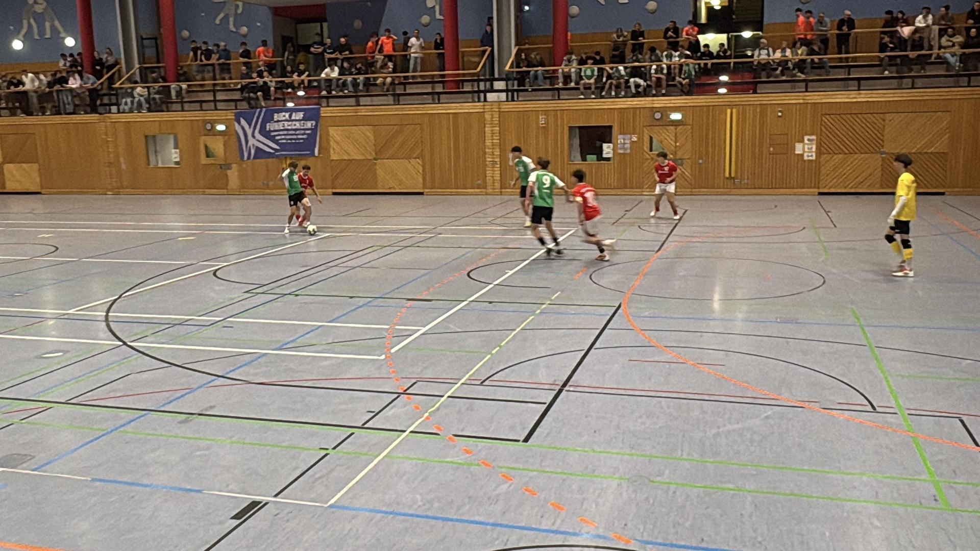 Das Halbfinale zwischen MRG und HCA (Q12) ist hart umkämpft. Am Ende setzt sich das HCA mit 2:1 durch. (Bild: Lukas Büchold)