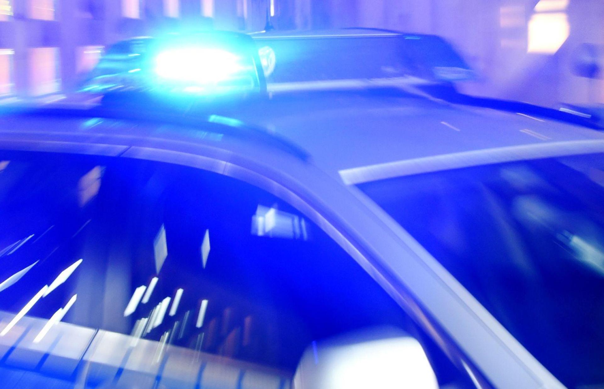 Auf dem Parkplatz des Riedener Freibads ist ein schwarzer Seat beschädigt worden. Der Verursacher flüchtete. (Symbolbild: Carsten Rehder/dpa)