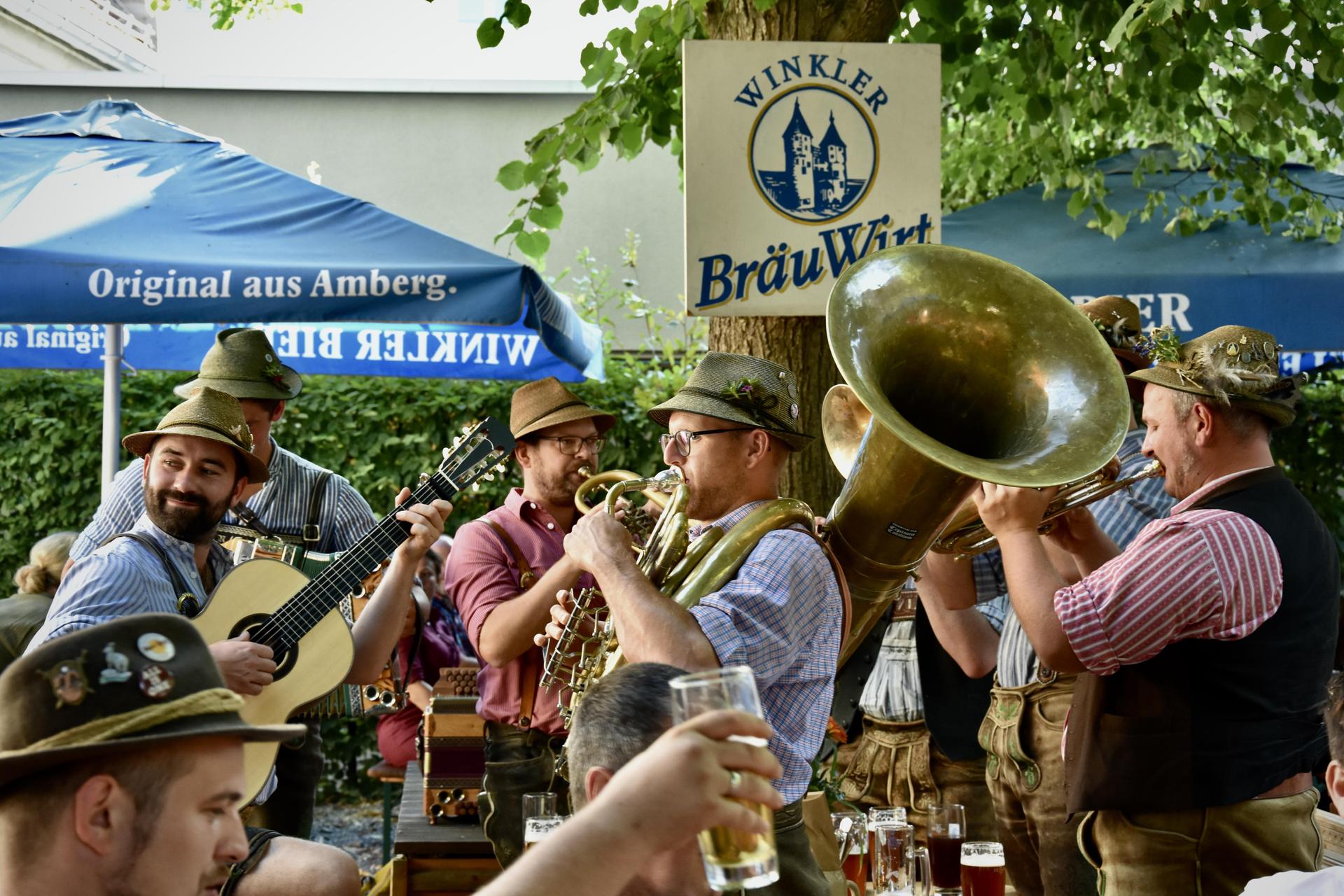 D'Spalter und die Tegernseer Tanzlmusi haben im Biergarten im Winkler Bräuwirt ordentlich Stimmung gemacht. (Bild: knz)