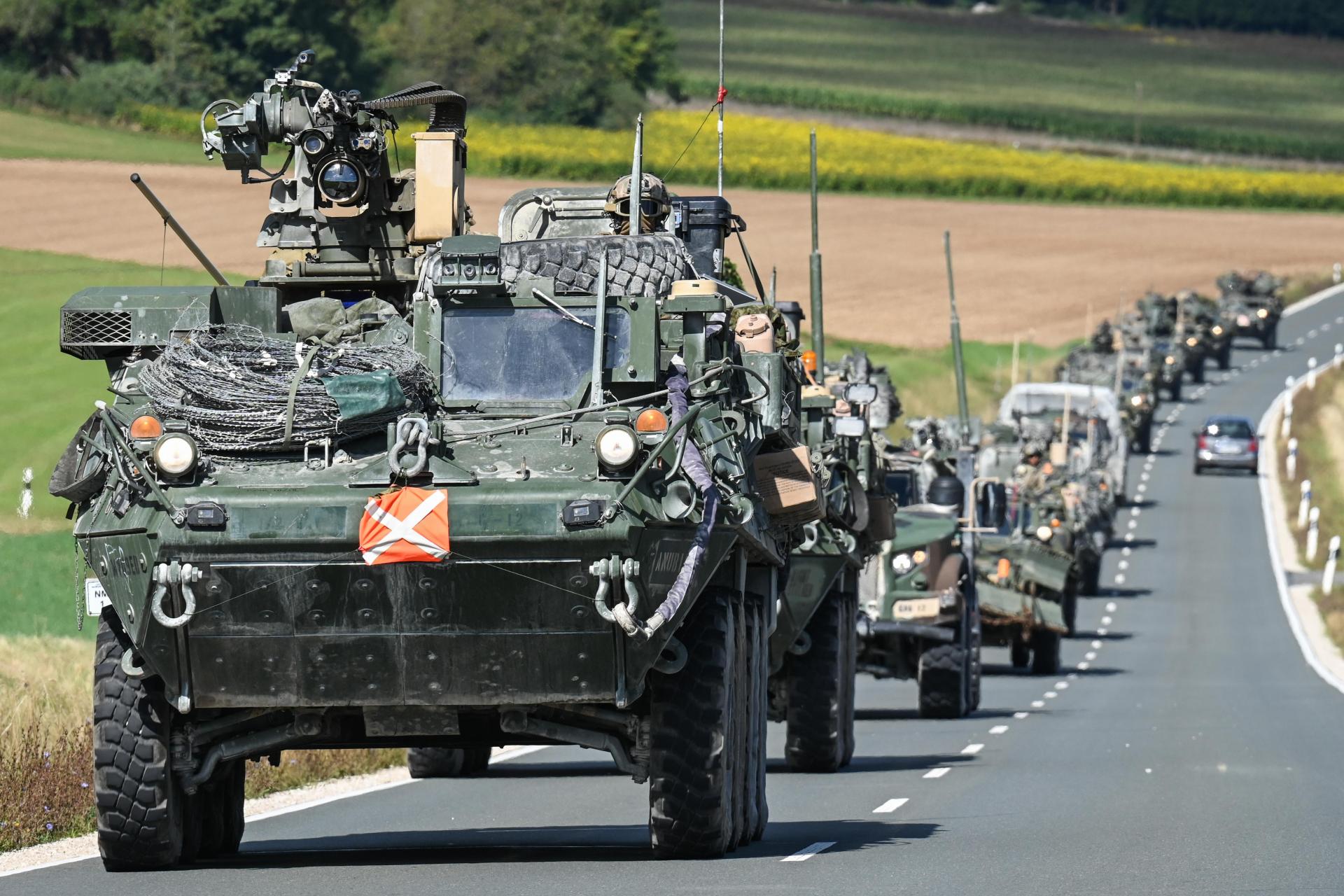 Ein US-Militärkonvoi auf dem Weg vom Truppenübungsplatz Grafenwöhr zur Einrichtung in Hohenfels. Wie hier auf dem Bild von September 2025 kann auch das US-Manöver „Combined Resolve” im Februar zu Verkehrsbehinderungen auf den Oberpfälzer Straßen führen.  (Archivbild: Markus Rauchenberger/US Army)