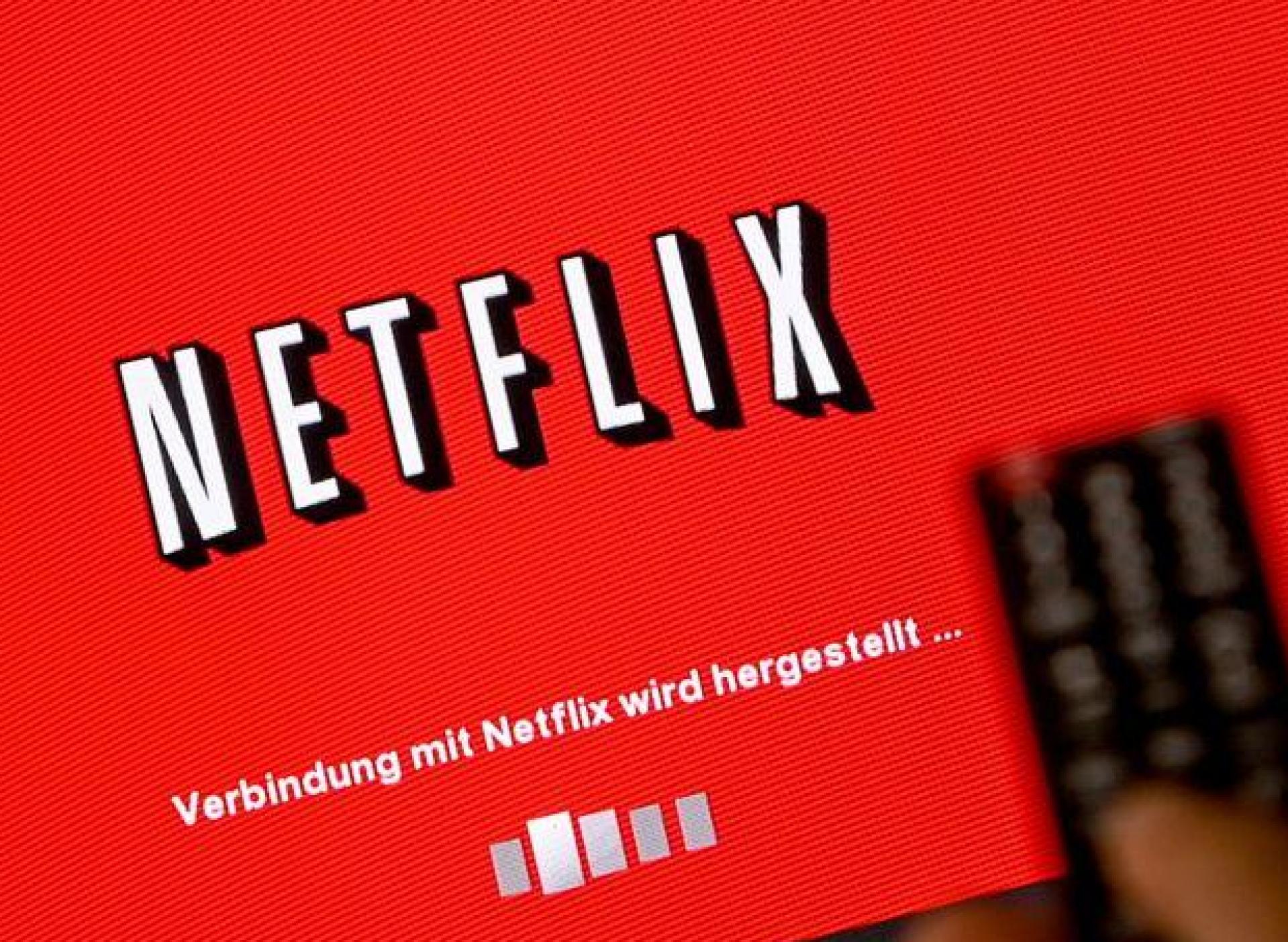 Mit dem Angebot der Streaming-Anbieter ist Binge-Watching zum gesellschaftlichen Phänomen geworden - mit gewissem Sucht-Potenzial. (Symbolbild: Britta Pedersen/dpa-Zentralbild/dpa)