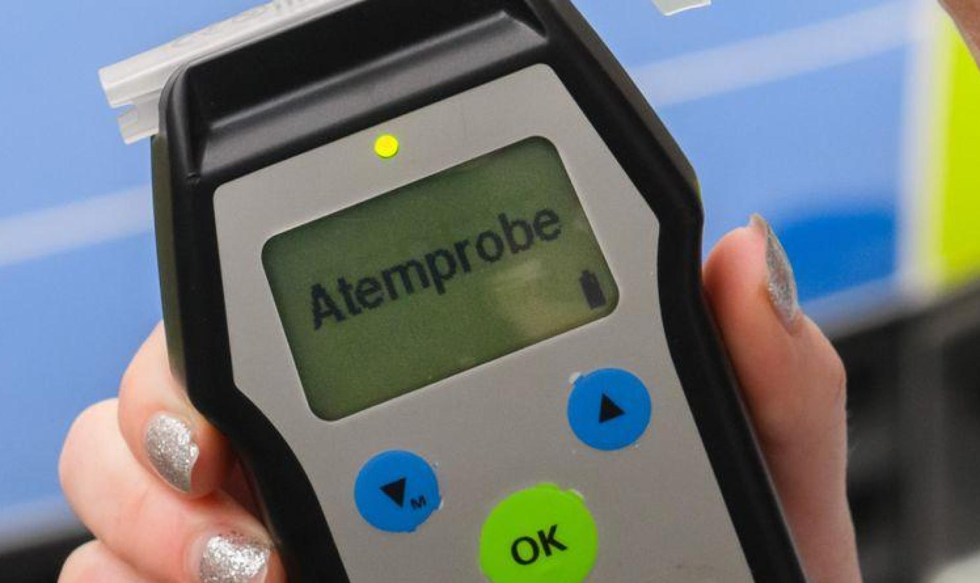 Nach Angaben der Polizei hat eine 65-Jährige bei Hirschau unter Alkoholeinfluss einen geparkten Lastwagen gerammt. (Symbolbild: Julian Stratenschulte/dpa)