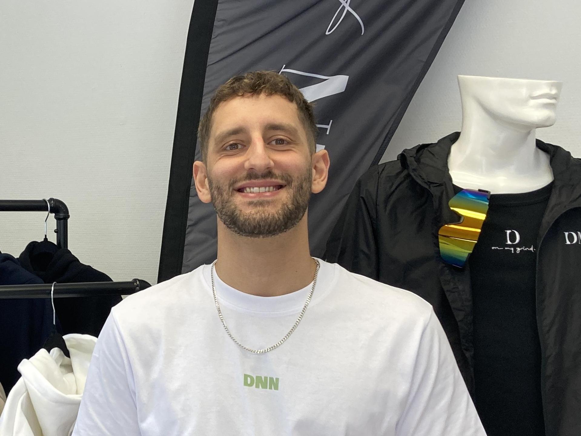 Shahin Zenddyeh ist der Gründer von DNN Athletics. Vom 1. bis 17. April kann man im Amberger Stadtlabor seine Sportswear kaufen.  (Bild: Stefanie Swann)