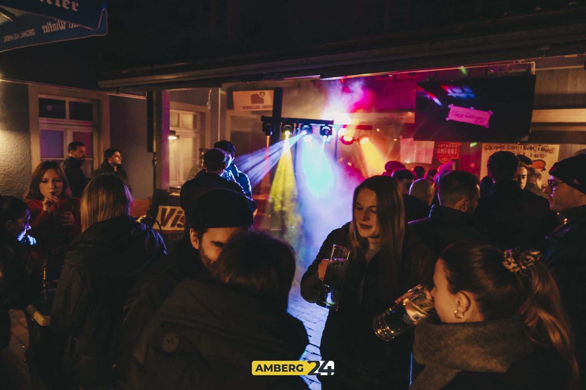 Am Samstag konnten ihr im Blauen Haus bei „Dance on Snow“ richtig Gas geben.  (Bild: Lolografie)