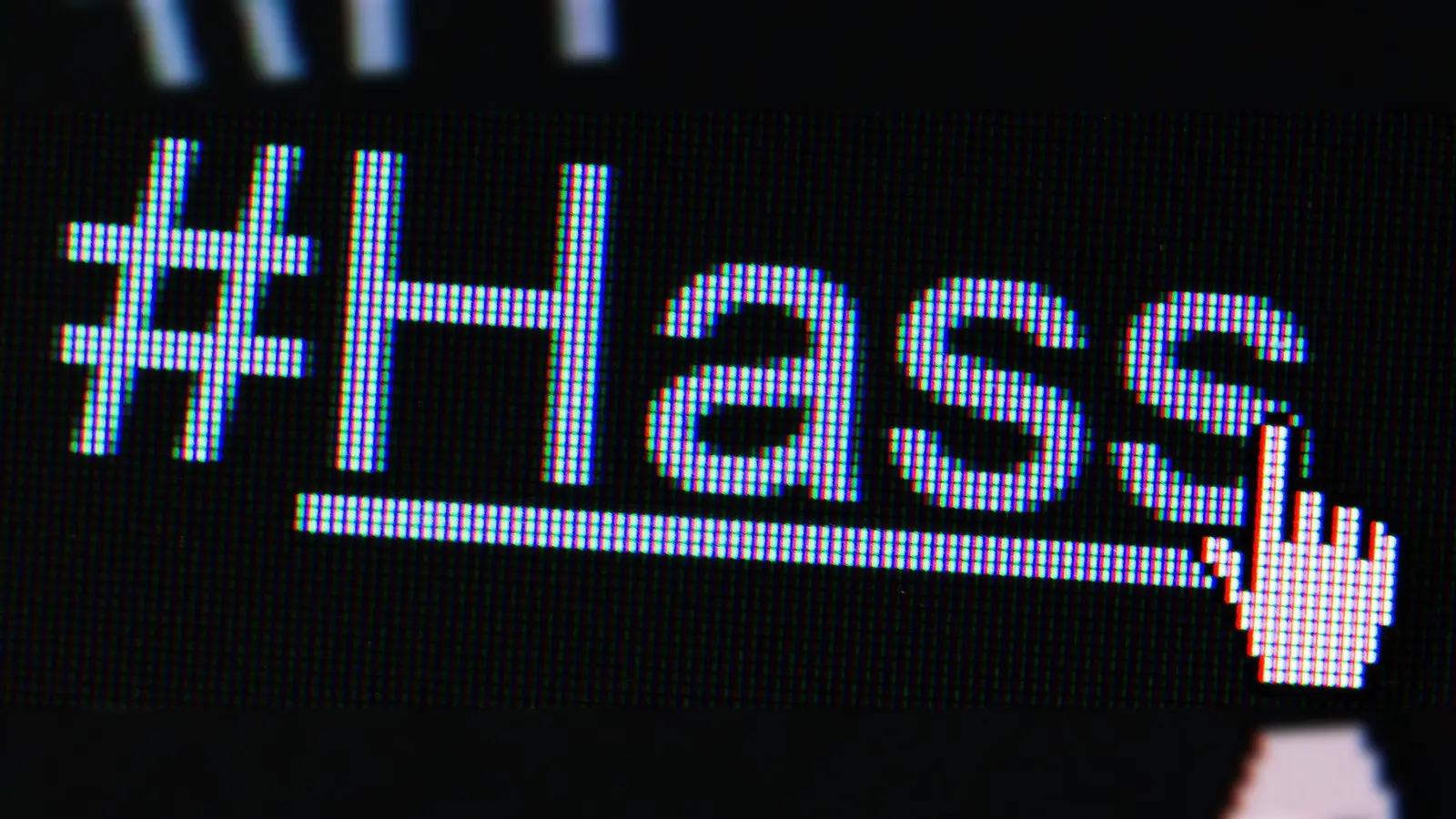 Nachdem sie den Tod ihres Babys öffentlich gemacht hatten, begegnete dem Pärchen eine Welle des Hasses, berichtet Influencerin Lisa-Marie Straube. (Symbolbild) (Bild: Lukas Schulze/dpa)