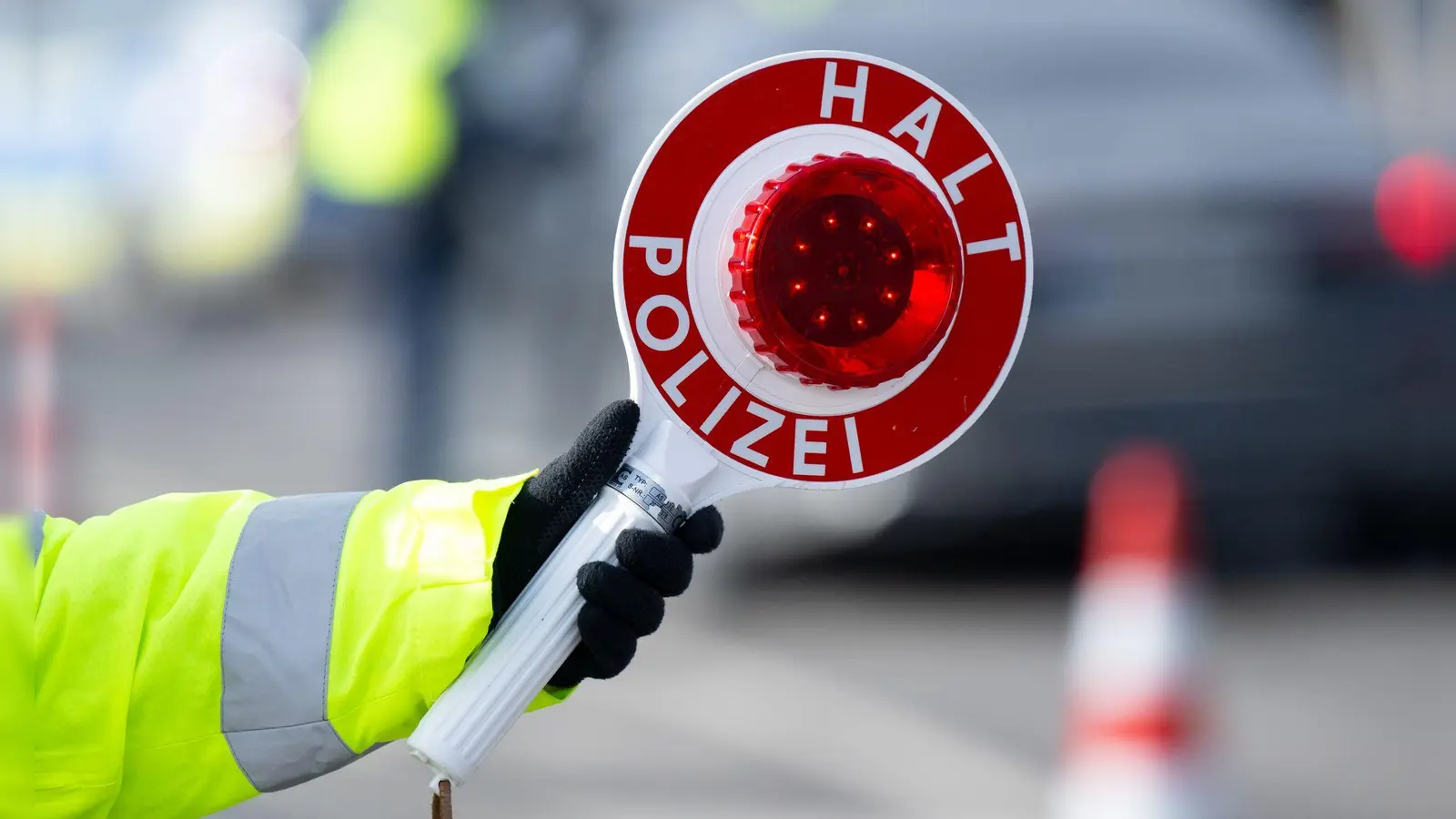 Der tschechische Jäger wurde am Grenzübergang kontrolliert. (Symbolbild) (Bild: Sven Hoppe/dpa)