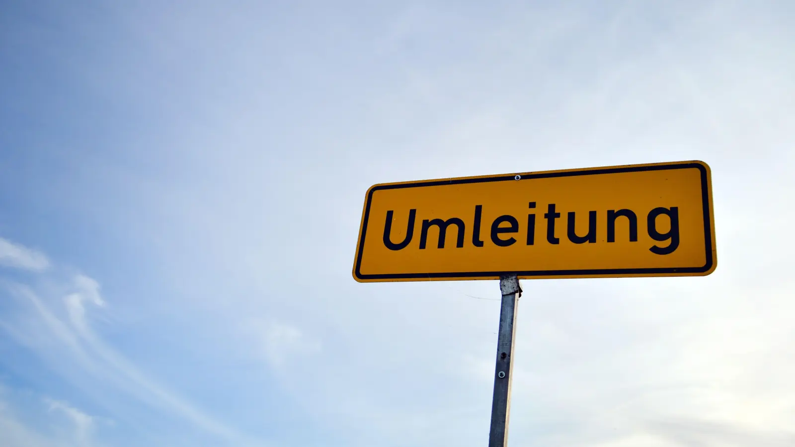 Wegen der Vollsperrung der B299 ist die Buslinie 460 bis Mitte August eingeschränkt (Symbolbild: Marc Tirl, dpa)