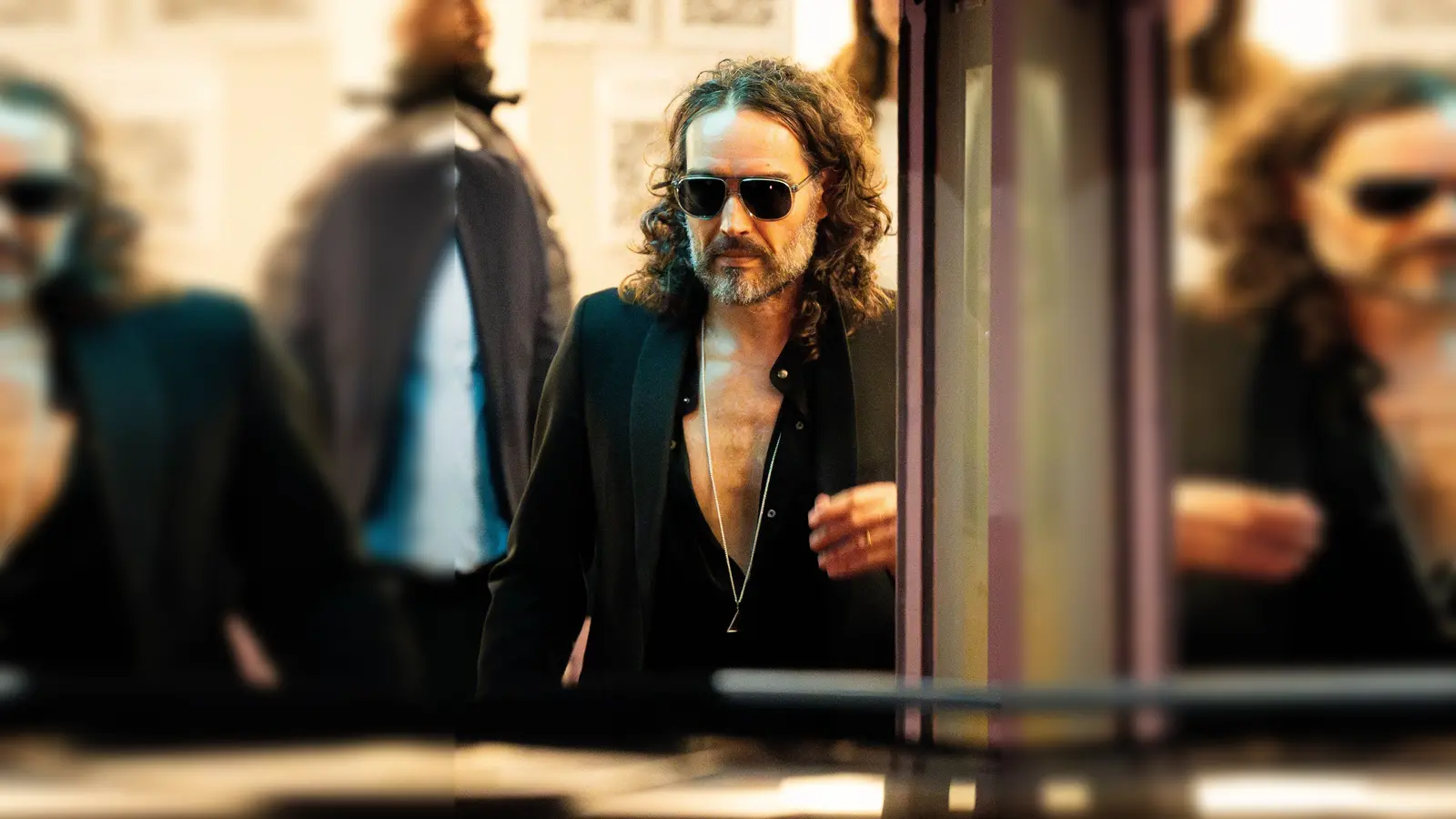 Der britische Schauspieler Russell Brand ist wegen des Verdachts der Vergewaltigung, Belästigung und Nötigung angeklagt worden. (Bild: James Manning/PA Wire/dpa)