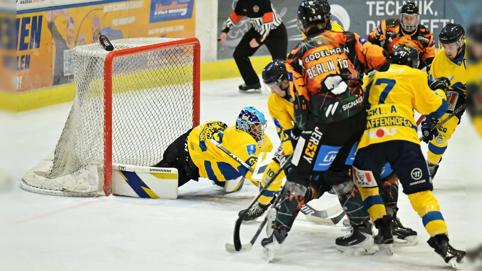 Alarmstufe Rot vor dem Kasten des EC Pfaffenhofen bei einem der vielen Powerplaysituationen im zweiten Drittel, doch Tom Berlin (Dritter von links) vergab eine Großchance für den ERSC Amberg.  (Bild: Hubert Ziegler)