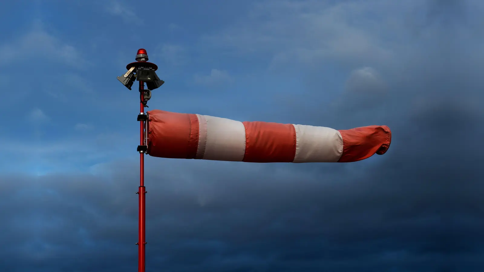 Der DWD warnt am Freitag vor Sturmböen in der Oberpfalz. Auch eine Warnung für Schneeverwehungen ist noch nicht ausgelaufen. (Bild: Arno Burgi/dpa)