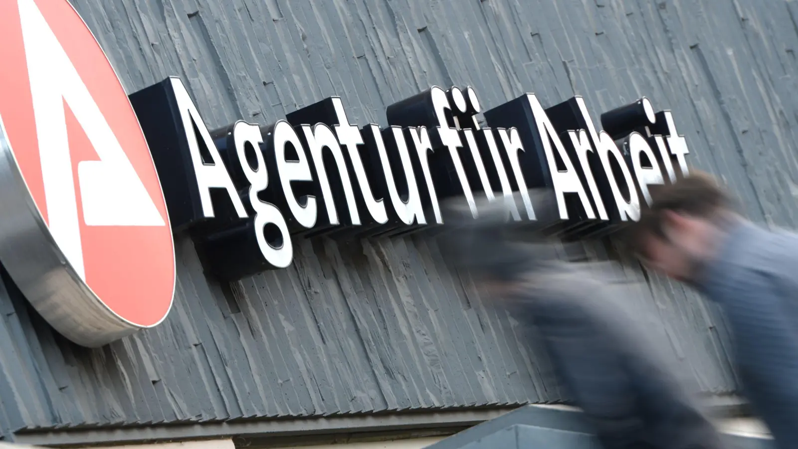 Der Empfang mehrerer Arbeitsagenturen ist am 21. Mai nicht besetzt. (Symbolbild: Arne Dedert/dpa)