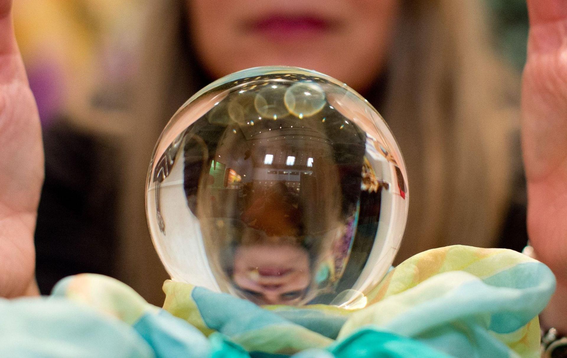 Wahrsager hatten auch 2025 nur wenige Treffer. (Archivbild: Sebastian Kahnert/dpa)