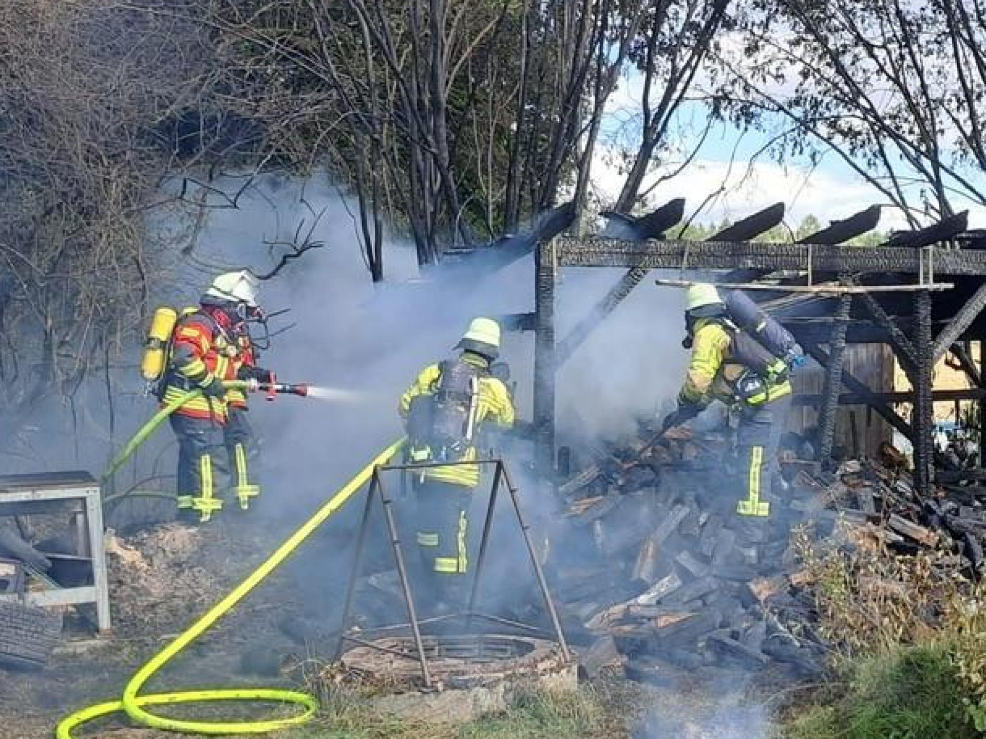 Im Ammerthaler Ortsteil Viehberg ist am Freitag gegen 14.30 Uhr Feuer in einer Scheune ausgebrochen. (Bild: Kreisbrandinspektion Amberg-Sulzbach)