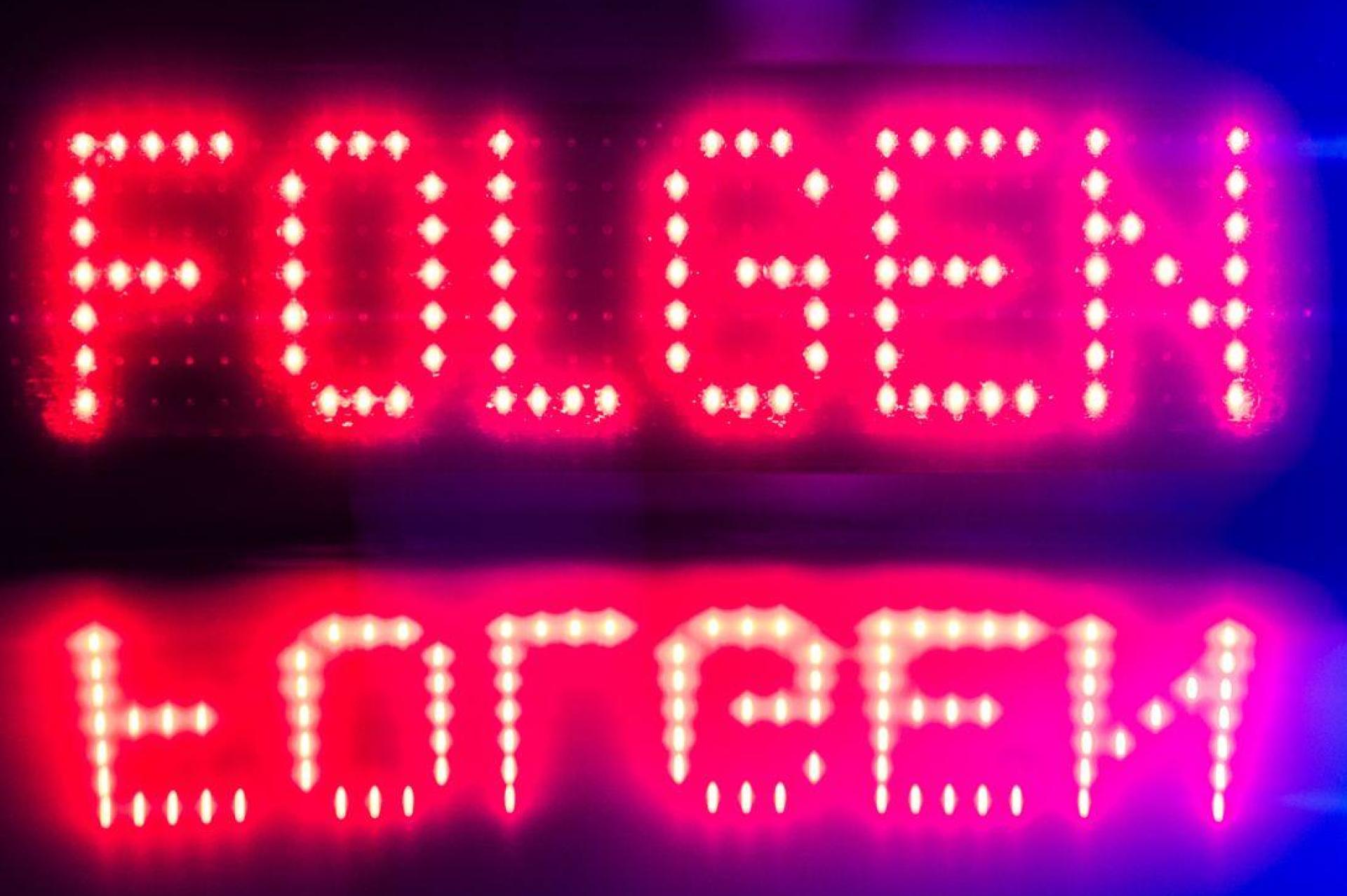 Mit einer gefälschten LED-Anzeige sollen sich Unbekannte als Polizisten ausgegeben und einen 22-Jährigen zum Folgen aufgefordert haben. (Symbolbild) (Bild: Robert Michael/dpa)