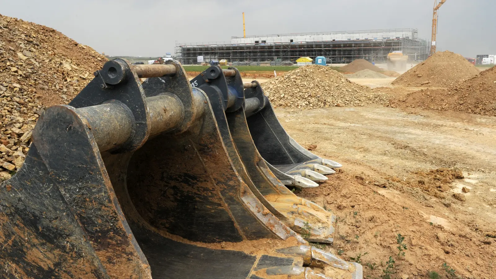 Eine 150 Kilogramm schwere Baggerschaufel aus Illschwang ist verschwunden.  (Symbolbild: Uwe Zucchi/dpa)