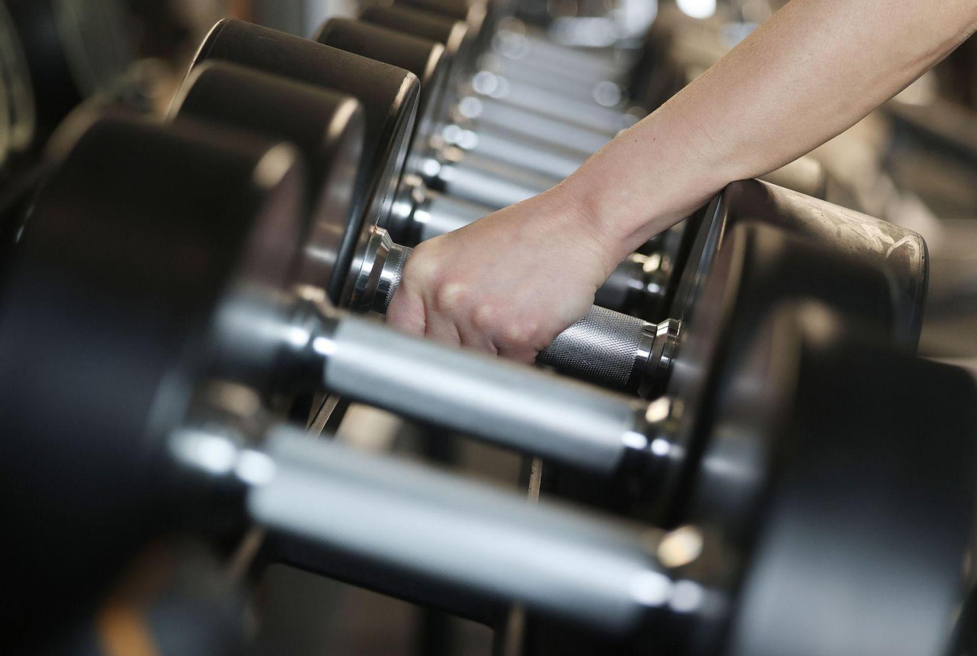 Weil sie in einem Frauenfitnessstudio nicht trainieren durfte, klagt eine Transfrau auf Schadensersatz. (Bild: Oliver Berg/dpa)