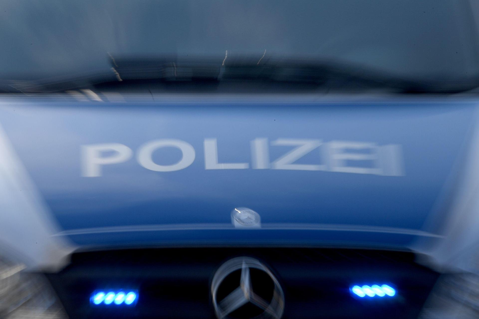 In Kastl wurde ein geparktes Auto beschädigt, der Verursacher flüchtete. (Symbolbild: Carsten Rehder/dpa)