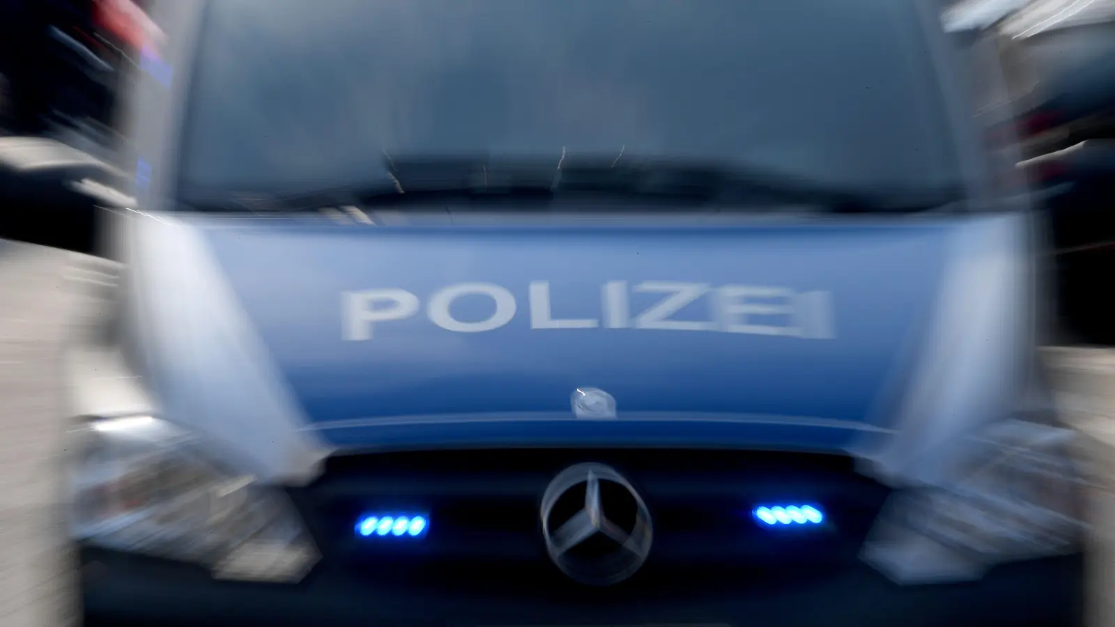 In Kastl wurde ein geparktes Auto beschädigt, der Verursacher flüchtete. (Symbolbild: Carsten Rehder/dpa)