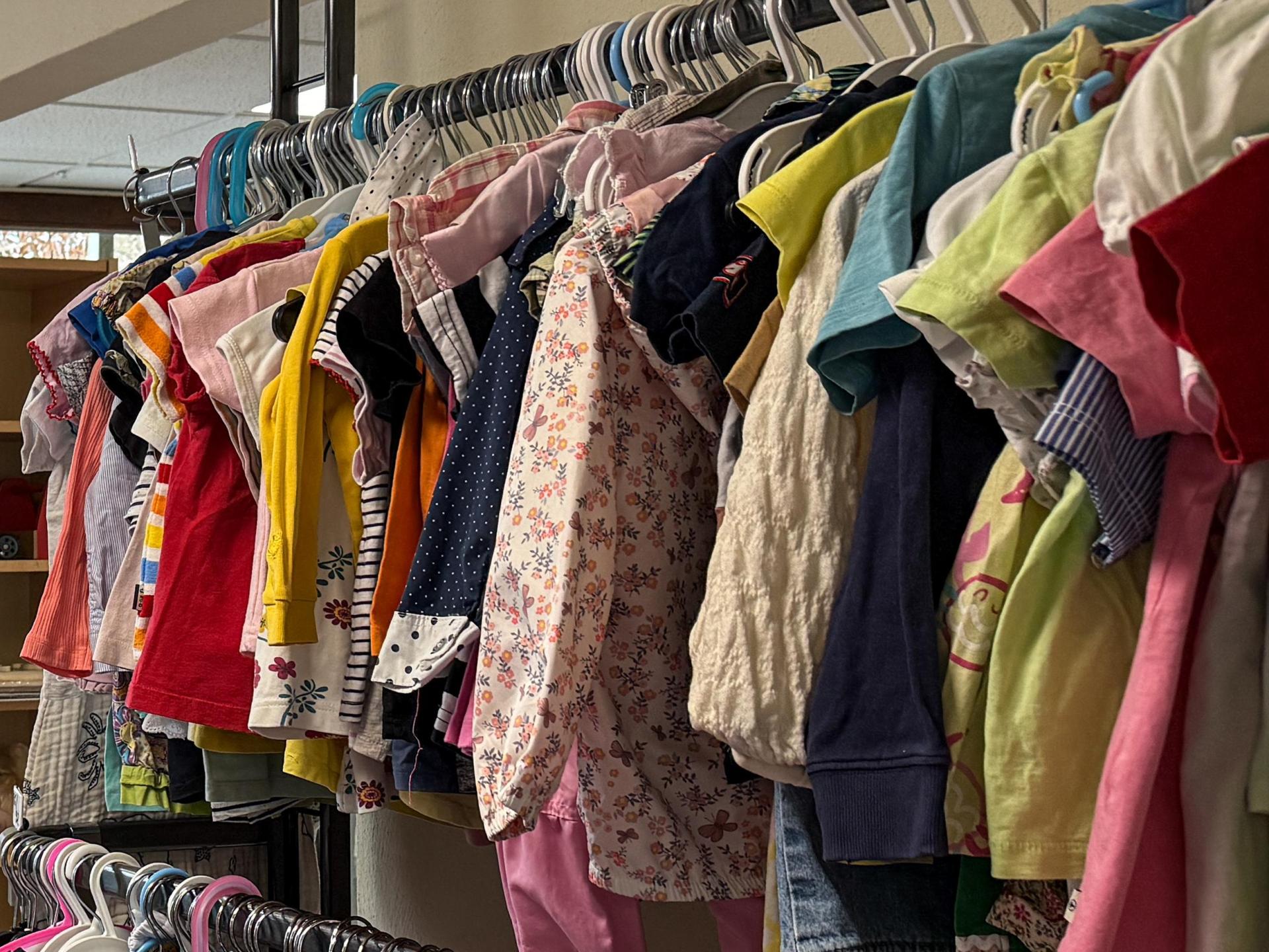 Der Rotkreuzladen in Amberg nimmt unter anderem Kinderkleidung an.  (Bild: Petra Hartl)