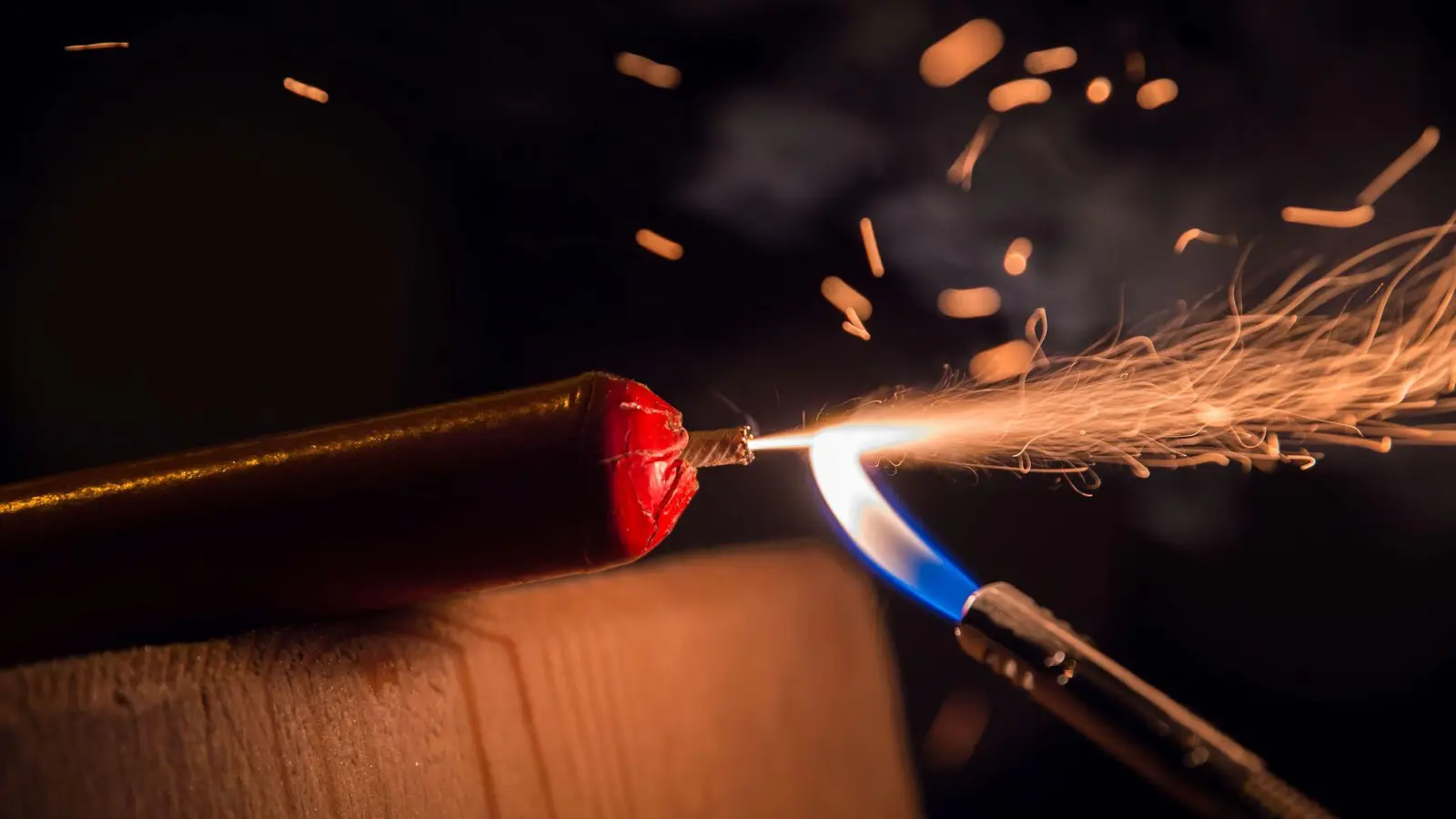 Echte Knaller hatte das Jahr 2025 hier bei uns, auf Amberg24, zu bieten. Das waren die wildesten Storys. (Symbolbild: Lino Mirgeler/dpa)
