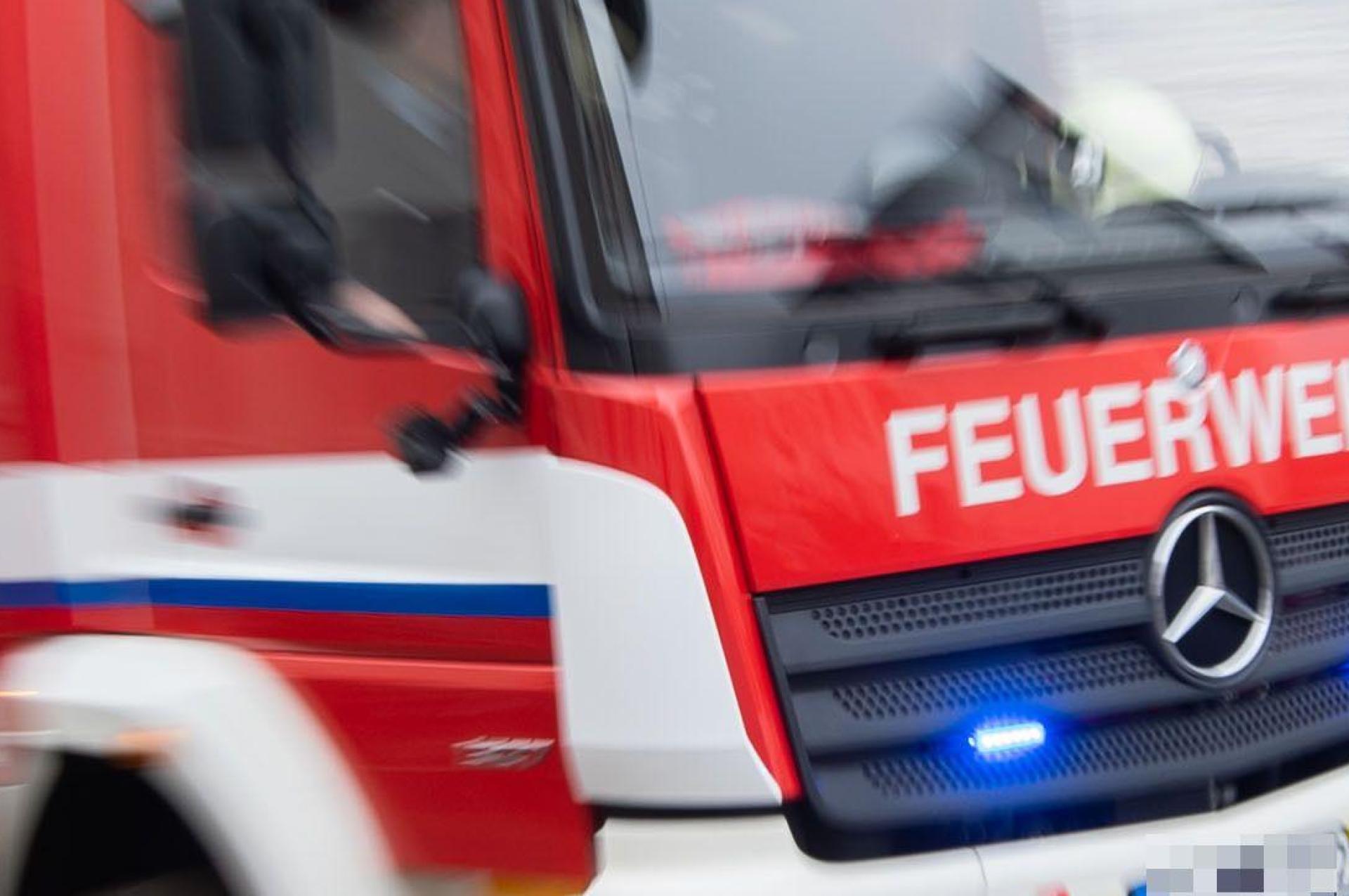 In Siechen bei Cham ist am Montag ein Feuer in einem Wohnhaus ausgebrochen. Drei Menschen wurden verletzt, einer davon schwer.  (Symbolbild: Julian Stratenschulte)