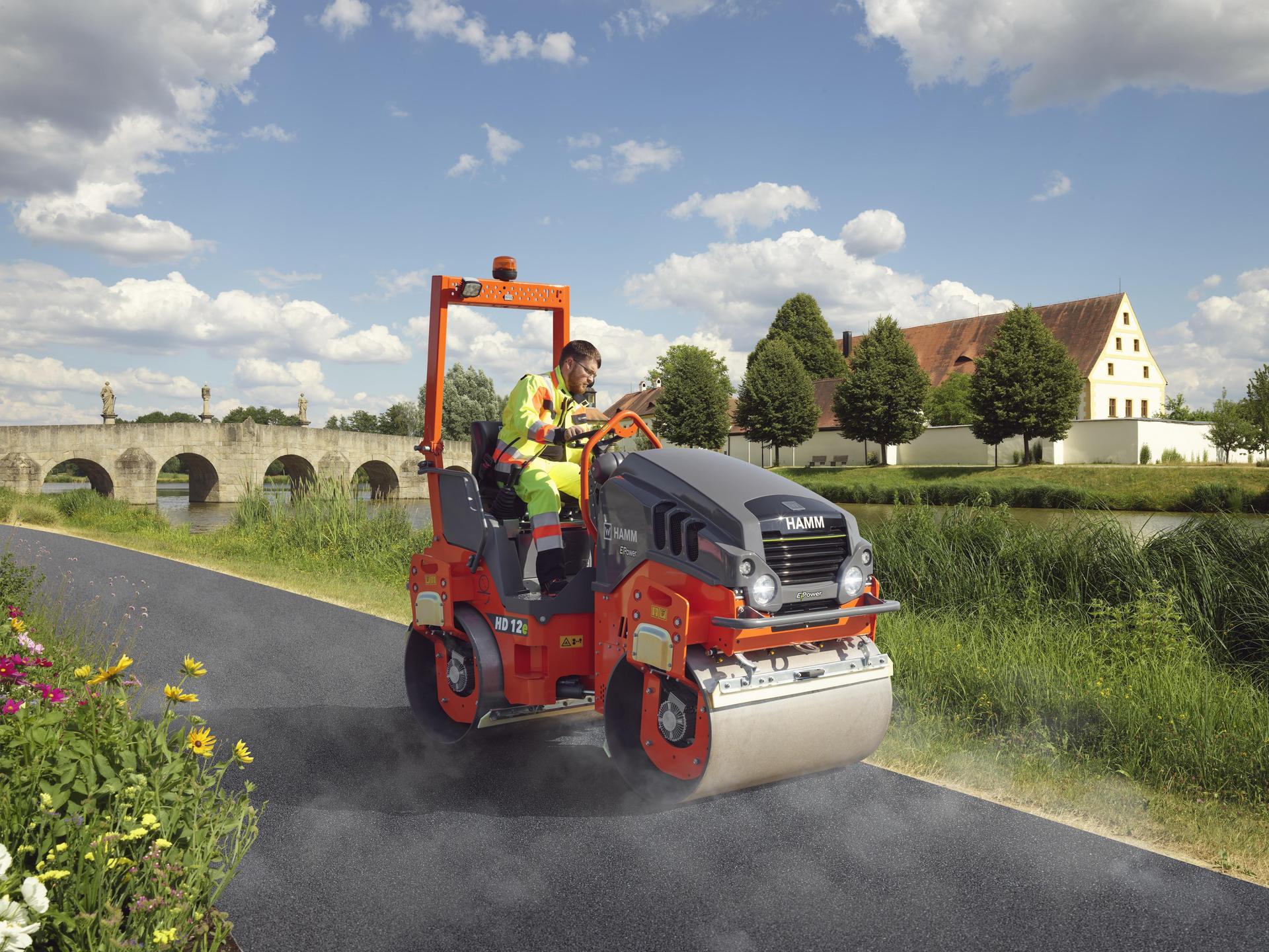 Eine Hamm-Walze steht beim Oberpfalztag bei einer speziellen Wette auf dem Marktplatz im Mittelpunkt. (Symbolbild: Hamm AG )