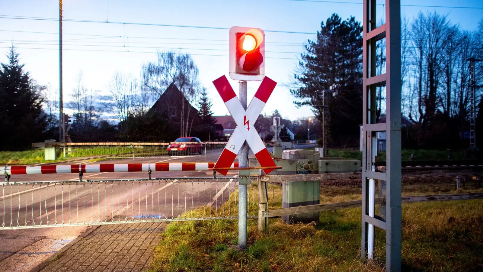 Dem Unbekannten reißt der Geduldsfaden und er wird selbst tätig. (Symbolbild) (Bild: Hauke-Christian Dittrich/dpa)