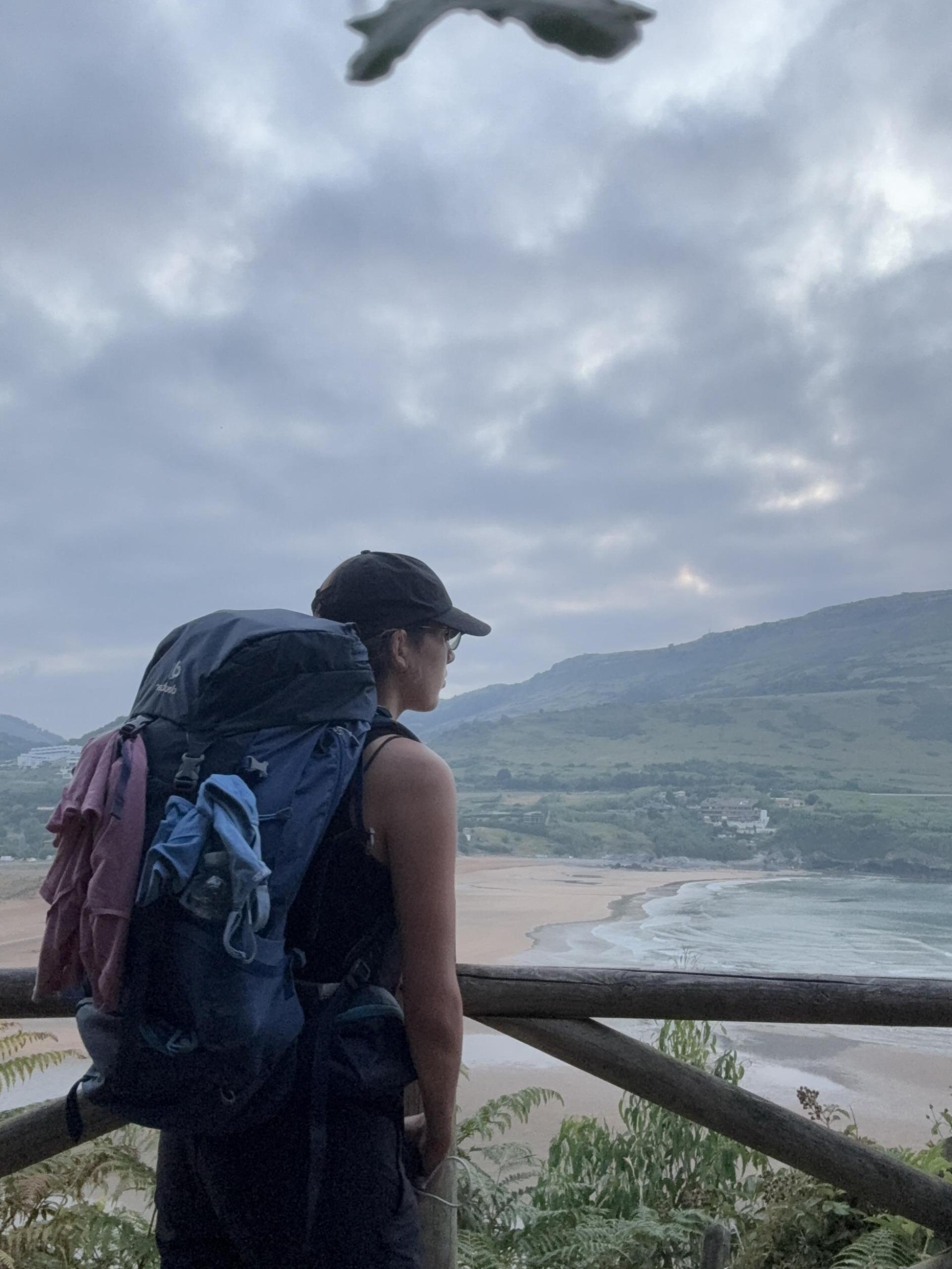 Tabithas Rucksack wog 8,2 Kilogramm. Mit Verpflegung waren es insgesamt 10 Kilogramm. Er beinhaltete zwei T-Shirts und zwei Hosen, die ständig mit Seife abends gewaschen werden mussten. Werden sie am Vorabend nicht trocken, hängt man sie am kommenden Tag über den Rucksack.  (Bild: Tabitha Adunka)