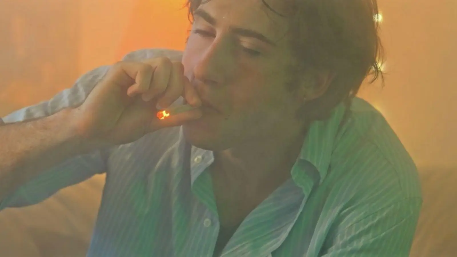 Couch und Joint, ein typischer Abend bei Tim und Marvin. „Schrödingers Pizza” wird auf der Internationalen Kurzfilmwoche Regensburg gezeigt. (Bild: Konstantin Popp, Laura Schwabbauer Germany, 2025)