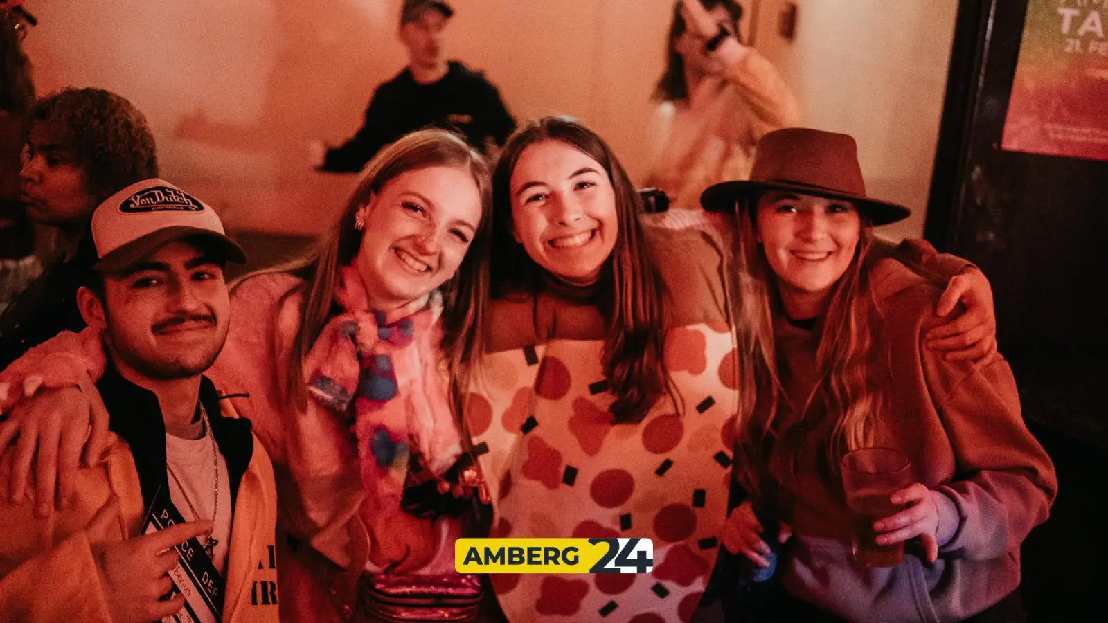 Hexen und Narren waren am Donnerstag auch im Casino unterwegs. (Bild: Mario Donhauser)