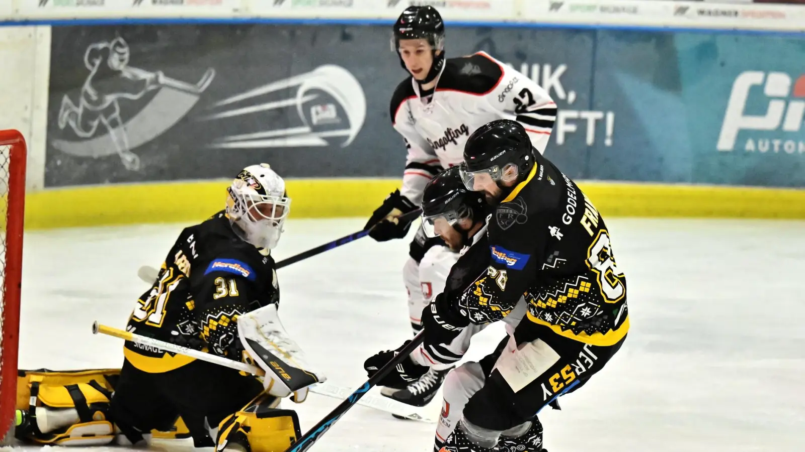 Benjamin Frank (rechts/Szene aus einem früheren Spiel) erzielte im Hinspiel gegen den ESV Buchloe den Siegtreffer für Amberg. Am Sonntag geht es zum Rückspiel ins Allgäu. (Bild: Hubert Ziegler)