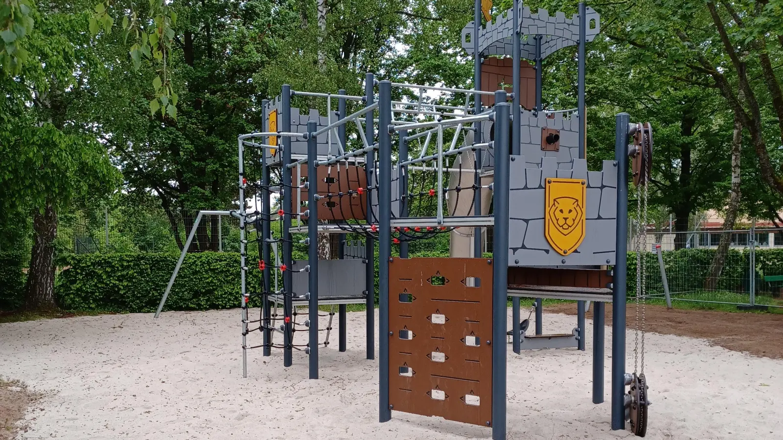Auf dem Spielplatz in der Oberen Angerstraße gibt es jetzt eine Dreiturmanlage, (Bild: Jonas Schmidt)