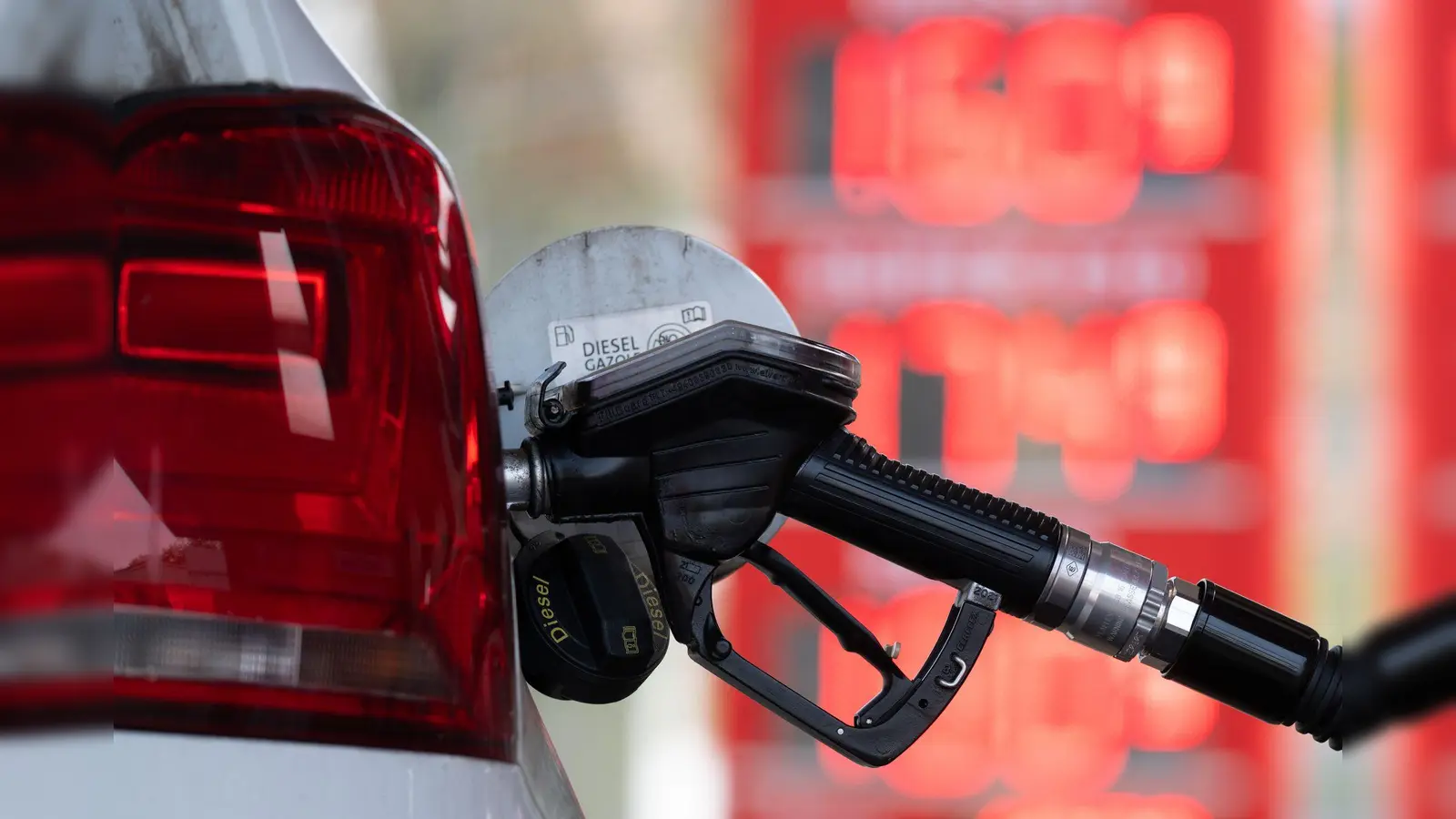 Sprit ist die dritte Woche in Folge billiger geworden. (Archivbild) (Bild: Sebastian Kahnert/dpa)