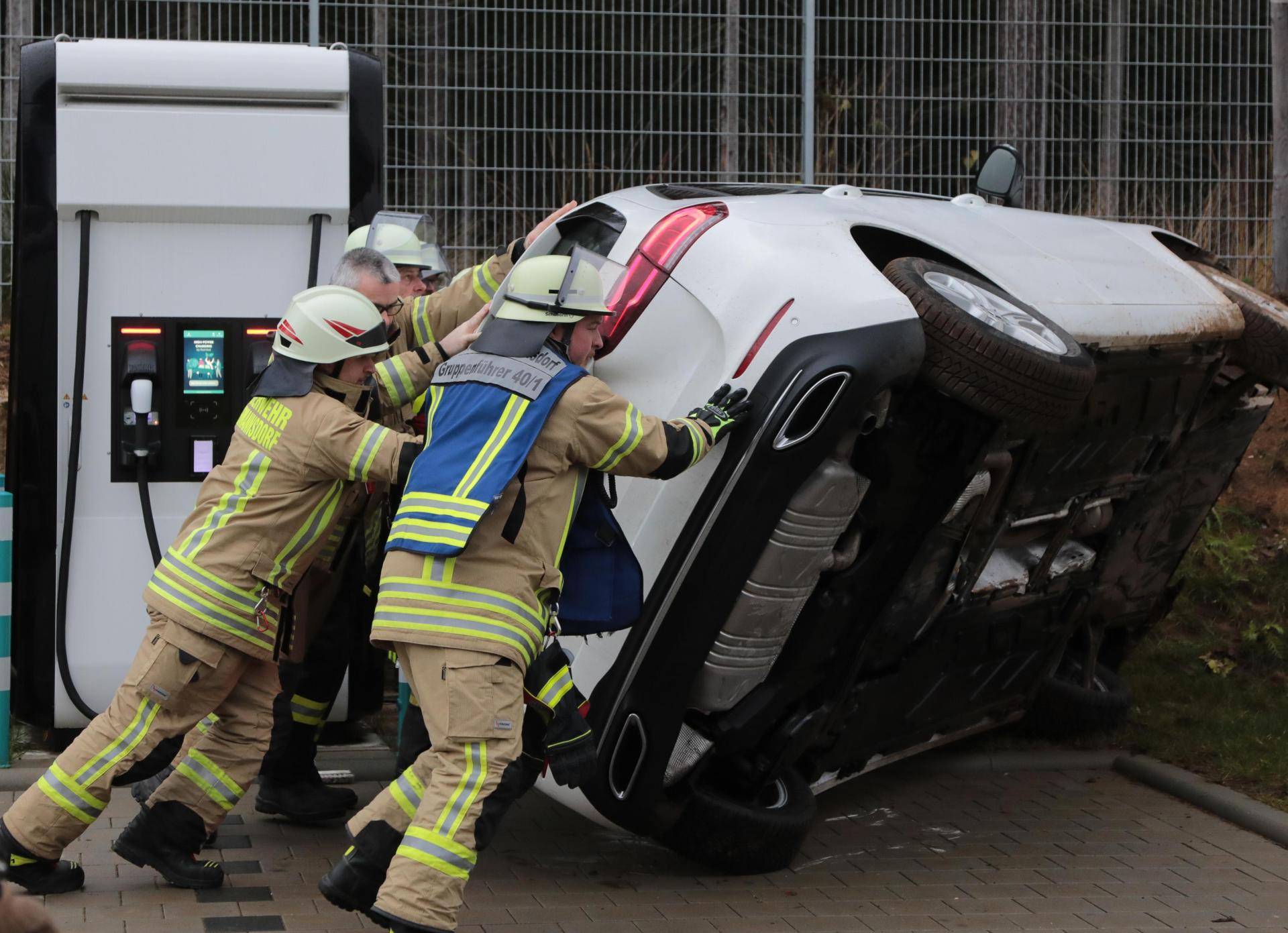 Verkehrsunfall in Schafhof auf der Mercedes-Benz-Straße. (Bild: Wolfgang Steinbacher)