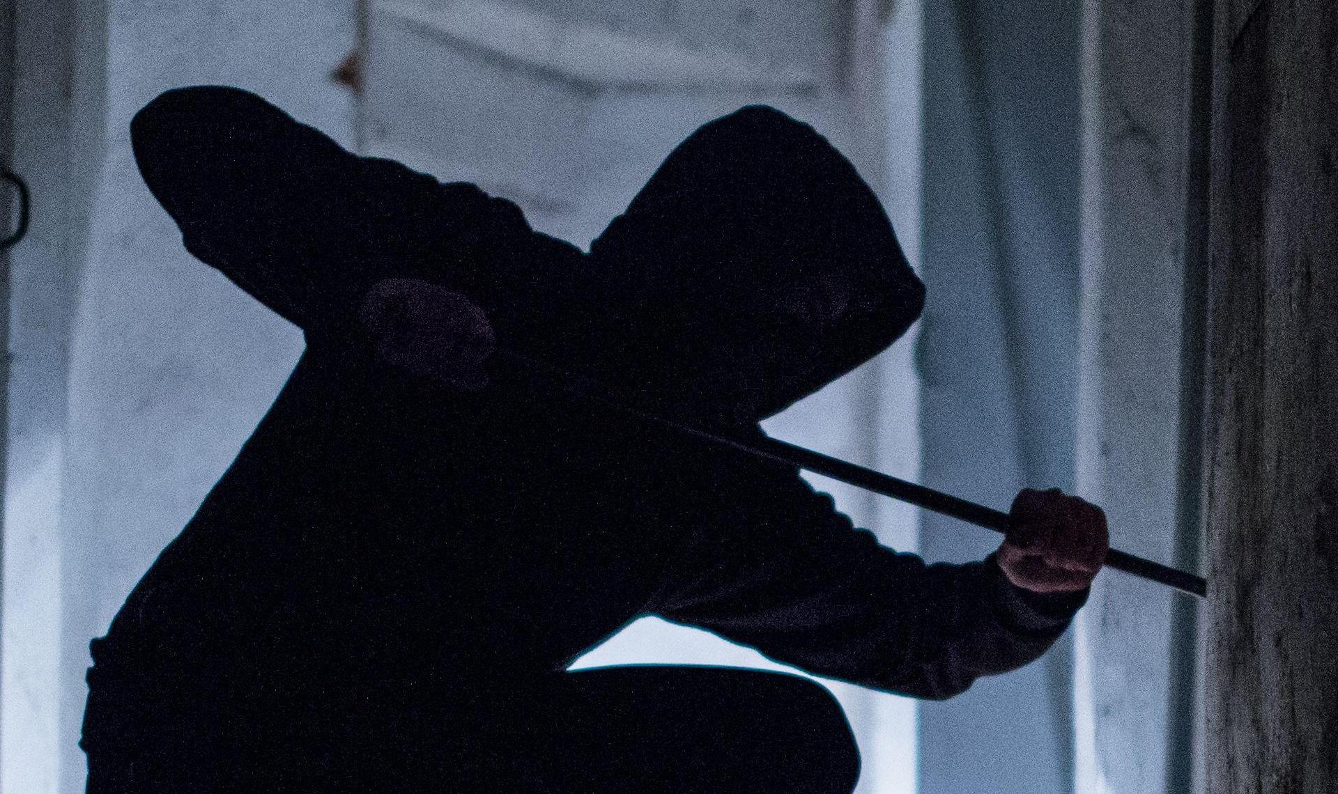 Einbrecher dringen in ein Wohnhaus in Rieden ein. (Symbolbild: Silas Stein / dpa)