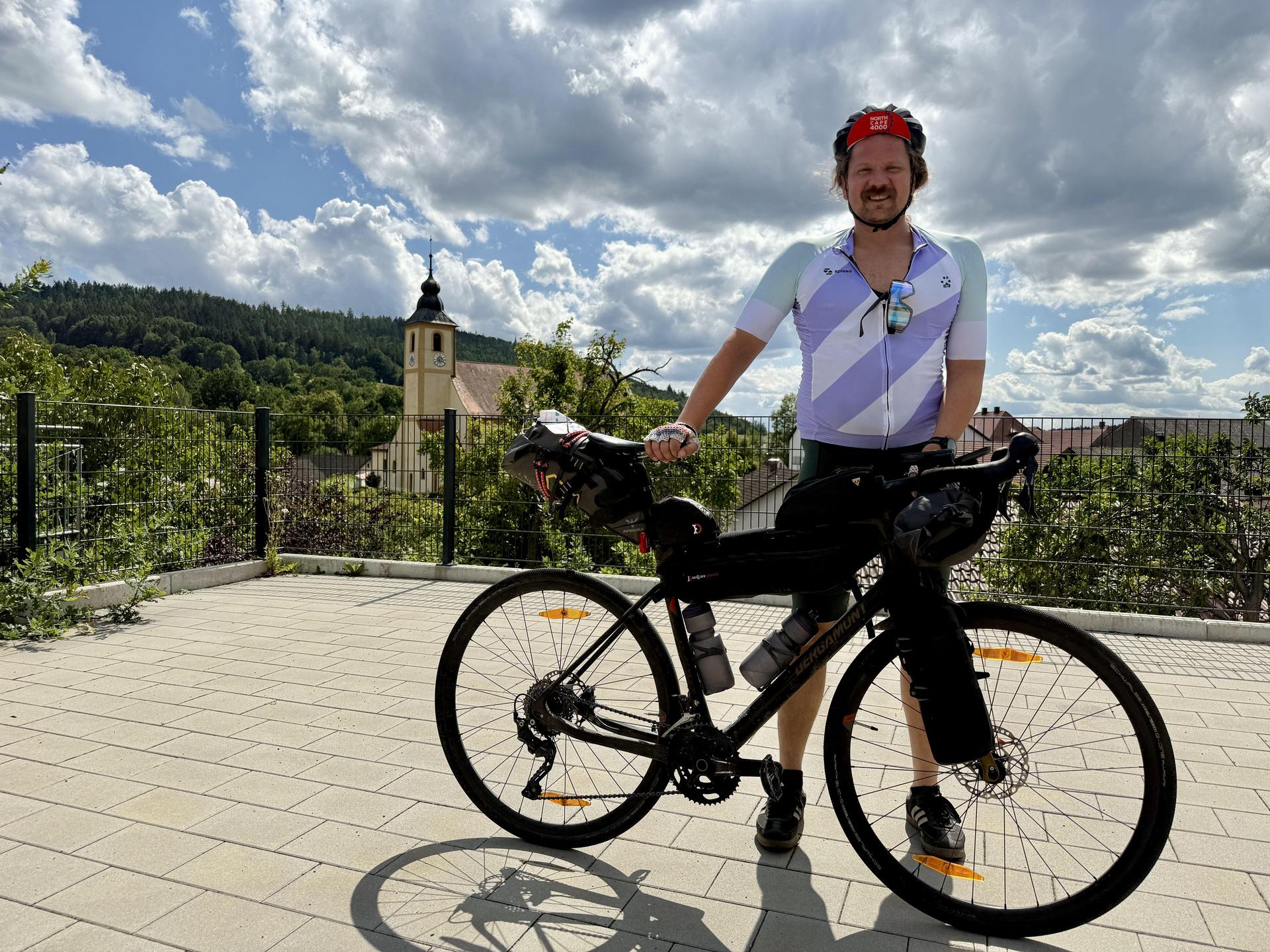 Lauri Peltonen aus Finnland hat kurz Zeit für einen Schnappschuss. Im Hintergrund die Pfarrkirche St. Martin in Wutschdorf. (Bild: Uli Piehler)