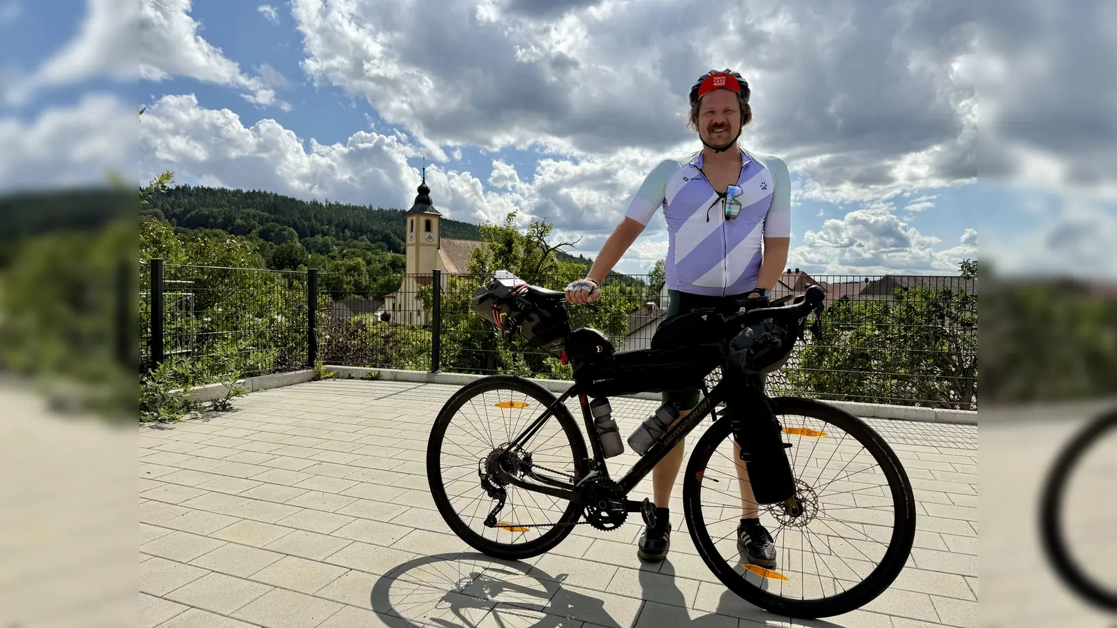 Lauri Peltonen aus Finnland hat kurz Zeit für einen Schnappschuss. Im Hintergrund die Pfarrkirche St. Martin in Wutschdorf. (Bild: Uli Piehler)