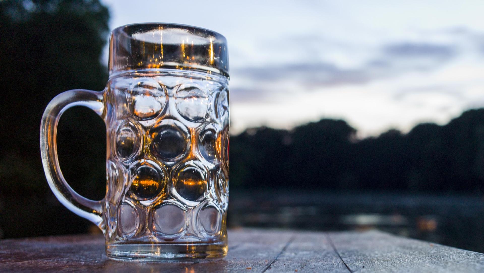 Ein Maßkrug spielt eine tragende Rolle bei einem Zwischenfall auf der Kirchweih in Alfeld. (Symbolbild: Marc Müller/dpa)