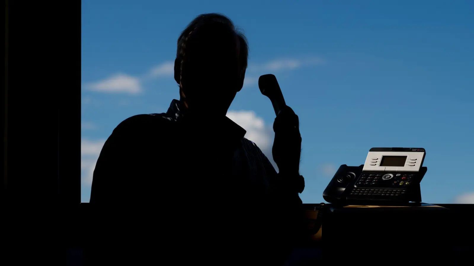 Ein Funkloch verhinderte, dass eine 61-Jährige aus Sulzbach-Rosenberg viel Geld an einen Schockanrufer verlor. (Symbolbild: Julian Stratenschulte/dpa)