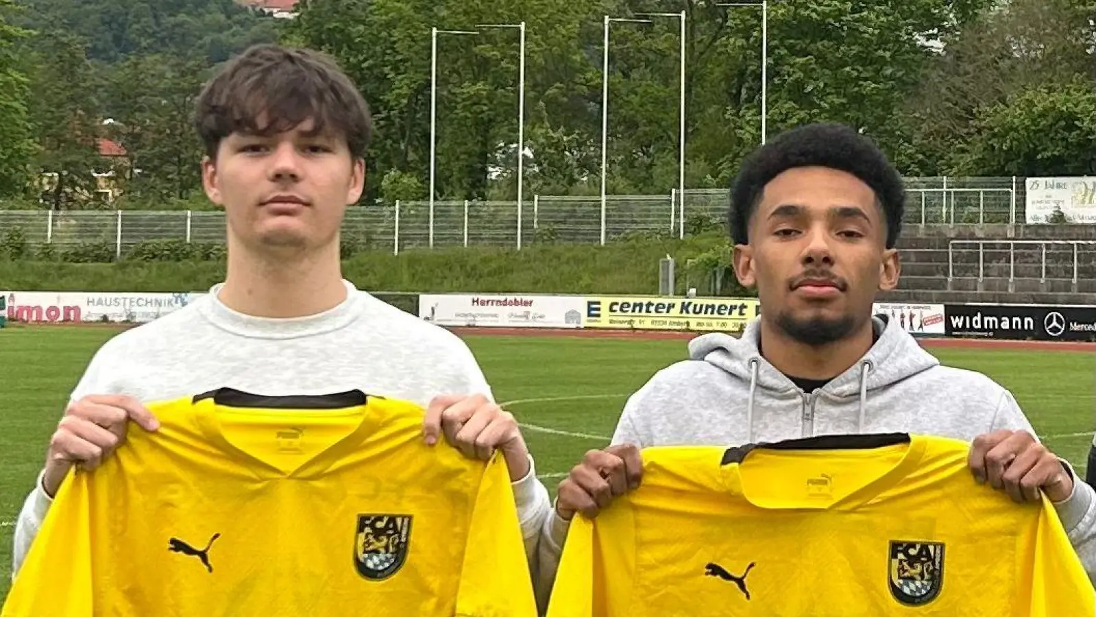 Die beiden jungen Neuzugänge des FC Amberg für die kommende Bezirksliga-Saison: Edgard Becker (links) und Jamario Carswell.  (Bild: Reinhardt)