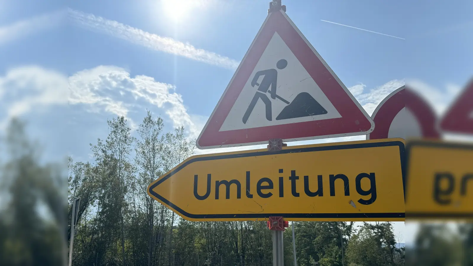 Der Triftweg in Amberg wird wegen Bauarbeiten für einen Kanal-Hausanschluss gesperrt. (Symbolbild: Heike Unger)