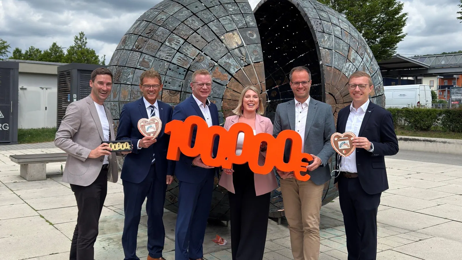 Ein Kunde der VR Bank Amberg-Sulzbach eG hat zum zweiten Mal in diesem Jahr 100.000 Euro beim Gewinnsparen gewonnen. Das Bild zeigt von links Markus Eichenseer (Vorstand Gewinnsparverein Bayern e.V.), die Vorstände der VR Bank Amberg-Sulzbach eG, Andreas Reindl und Martin Sachsenhauser, Marina Brunnhuber (Gewinnsparverein Bayern e.V.), den Innenleiter der VR Bank Amberg-Sulzbach eG Florian Rauch und den Bereichsleiter Firmenkunden Benjamin Schaller. (Bild: Thomas Retzer)