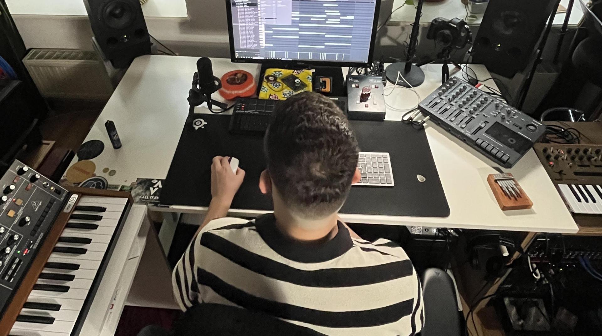 Jannik Wagner produziert Musik in seinem heimischen Studio in Wien. (Bild: privat)