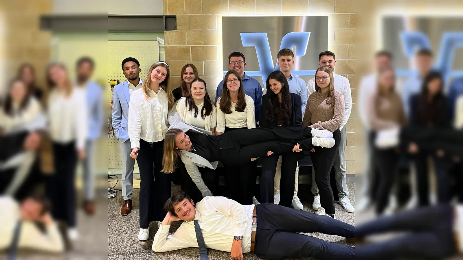 Voll motiviert: Die Azubis der VR Bank aus dem 2. und 3. Lehrjahr starten in der Filiale Sebastianpassage durch. (Bild: exb/VR-Bank)